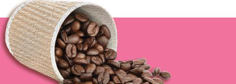 把咖啡豆洒在粉色上
